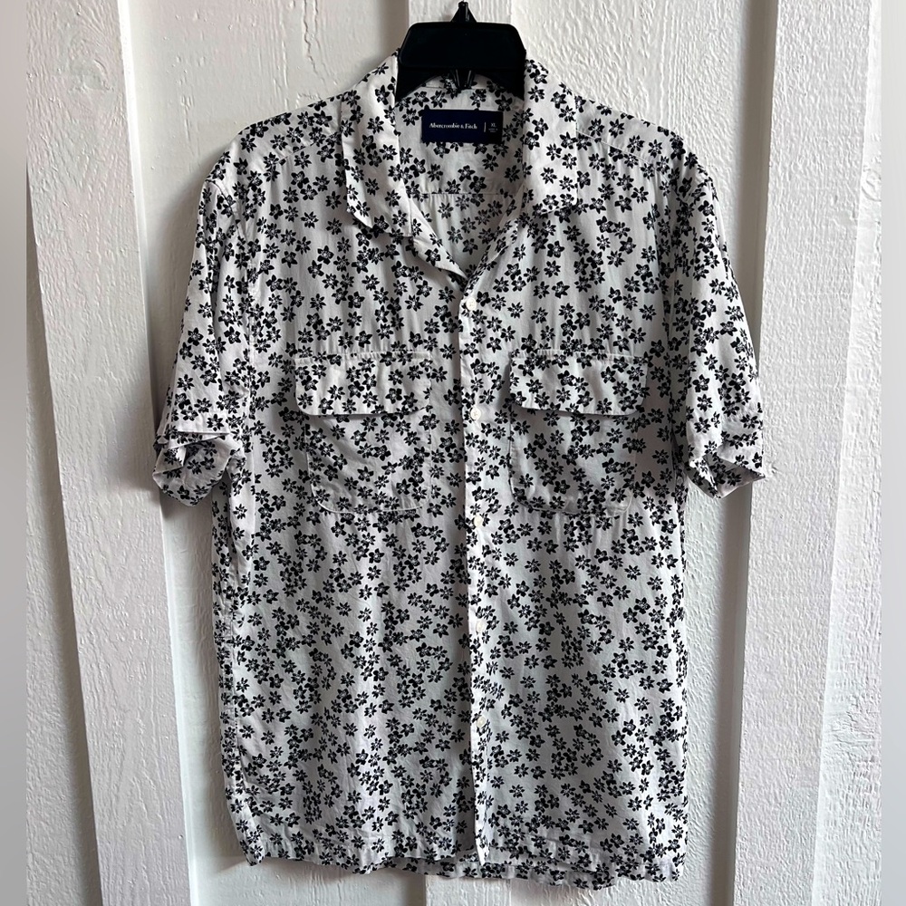 Abercrombie & Fitch Black and White Floral Button Down Shirt